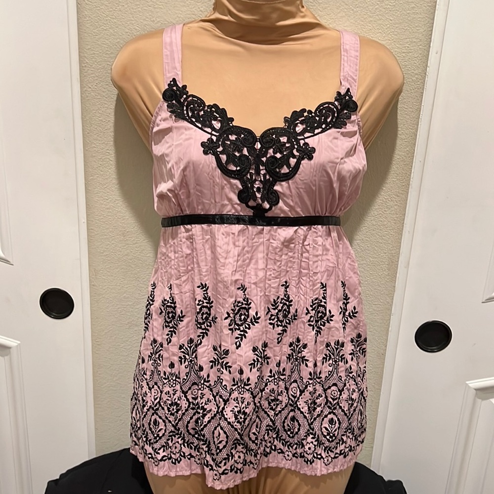 NWT Women’s Size Medium Blouse Top, Dusty Rose Black Accents Ties in back, Lace